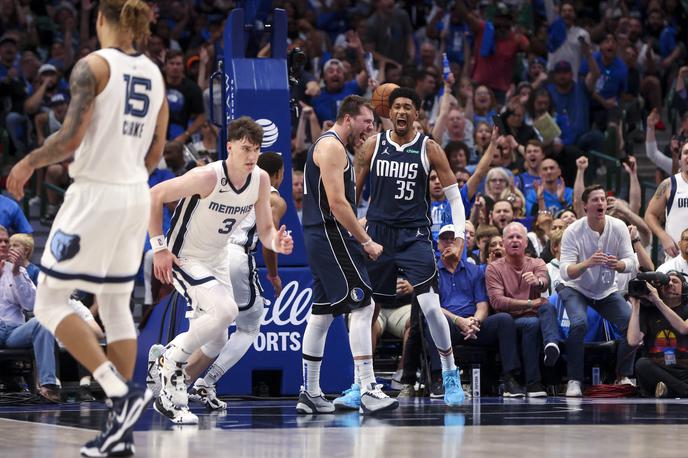 Luka Dončić Christian Wood | Luka Dončić in Christian Wood sta Dallas popeljala do visoke zmage, prve v novi sezoni. | Foto Reuters