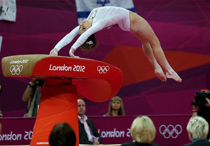 Ameriška telovadka McKayla Maroney je dvakratni jurčenko v pokrčeni različici nekoč izvajala na treningu, a ji je trenerka prepovedala, da bi prvino izvajala še kdaj. | Foto: Getty Images