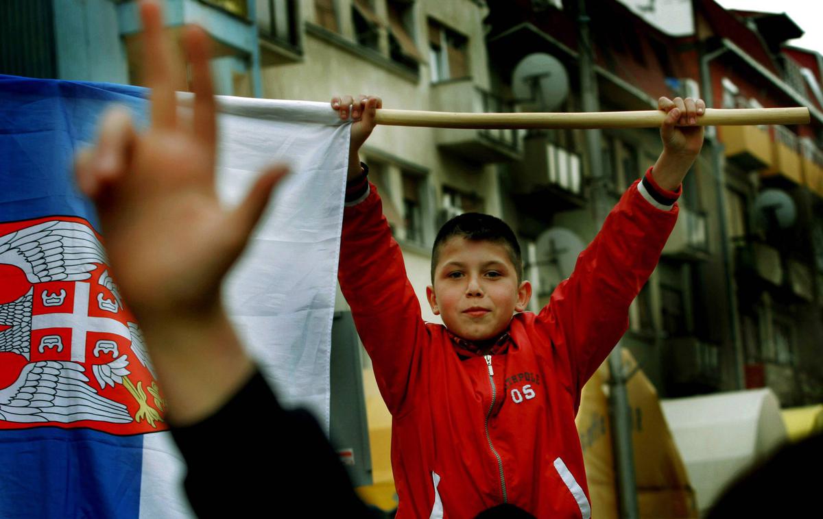 Srbi v Kosovski Mitrovici | Genetski sklad današnje srbske populacije se je izoblikoval v zgodnjem srednjem veku, ko so se slovanski naseljenci zlili s staroselci, ki so na območju današnje Srbije živeli že v času železne dobe, torej pred prihodom Rimljanov na Balkan. | Foto Guliverimage