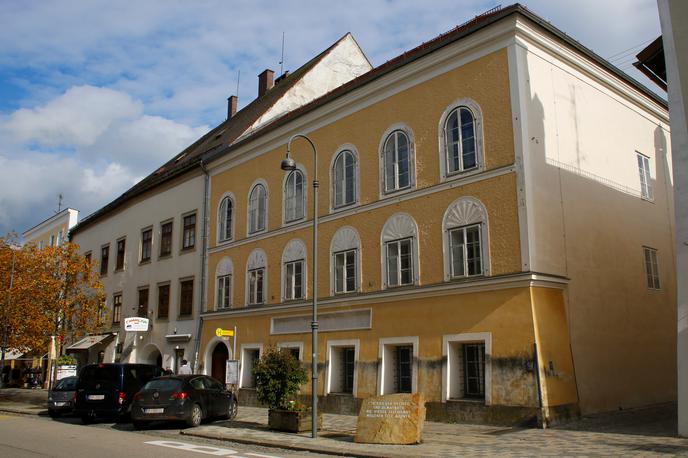 Adolf Hitler rojstna hiša | Družina Gerlinde Pommer je imela hišo v lasti skoraj stoletje, v njej pa se je 20. aprila 1889 rodil nacistični diktator Adolf Hitler.  | Foto Reuters