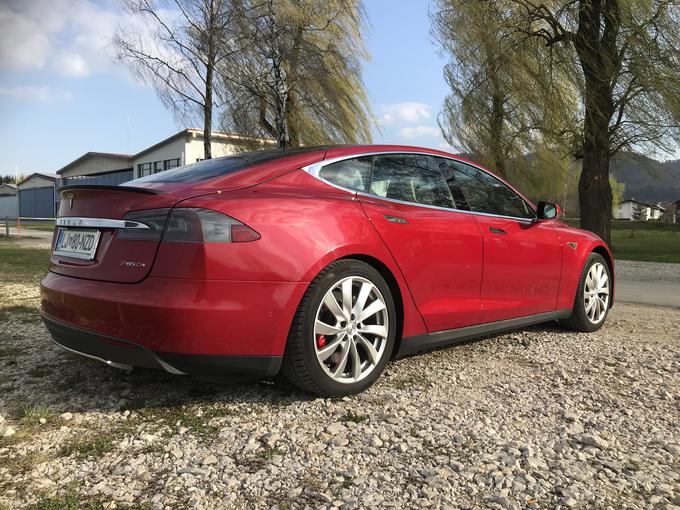 Ta tesla model S je letnik 2015, ima pa dvojni elektromotor s sistemsko močjo 543 kilovatov in skoraj tisoč njutonmetri navora. Do 100 kilometrov na uro pospeši v dobrih treh sekundah. | Foto: osebni arhiv/Lana Kokl