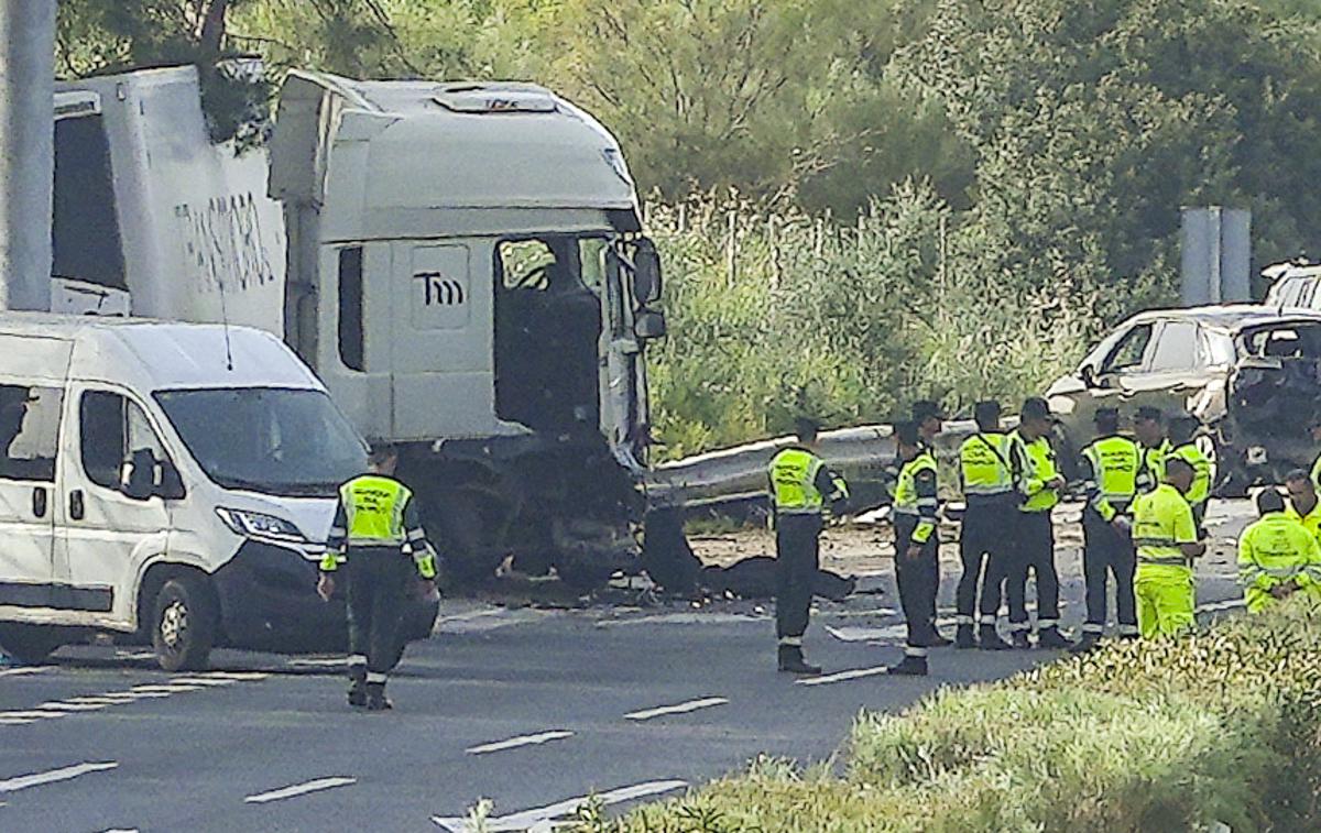 nesreča, Španija, tovornjak | Voznik tovornjaka naj bi vozil z veliko hitrostjo, v nesreči pa ni bil poškodovan, je poročala STA. | Foto Reuters