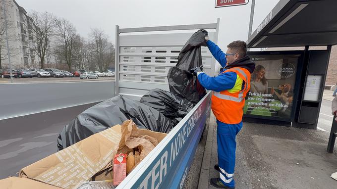 Čeprav del ekipe skrbi le za javne smetnjake, je v posameznih rajonih vsak dan tudi več kot tona smeti. | Foto: Gregor Pavšič