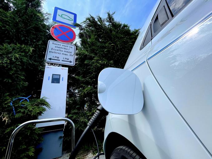 Nekatere polnilnice AC so še brezplačne, a teh je vse manj. To pomeni manjšo zasedenost in predvsem manj tistih voznikov, ki so tam radi "parkirali" svoja vozila za več ur. | Foto: Gregor Pavšič