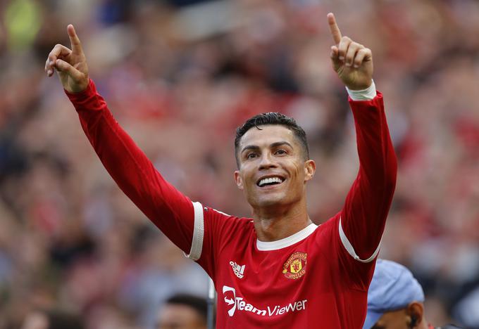 Portugalski superzvezdnik Cristiano Ronaldo je poleti presenetil z vrnitvijo na Otok. Zapustil je Juventus, s katerim je v zadnjih letih neuspešno lovil evropski naslov, in oblekel dres Manchester Uniteda. Pri 36 letih še vedno ohranja izvrstno strelsko formo, z reprezentanco pa se mu je zalomilo ob koncu kvalifikacij za SP 2022, tako da bo vstopnico za Katar lovil prihodnje leto v play-offu. Najverjetneje proti močni Italiji. | Foto: Reuters