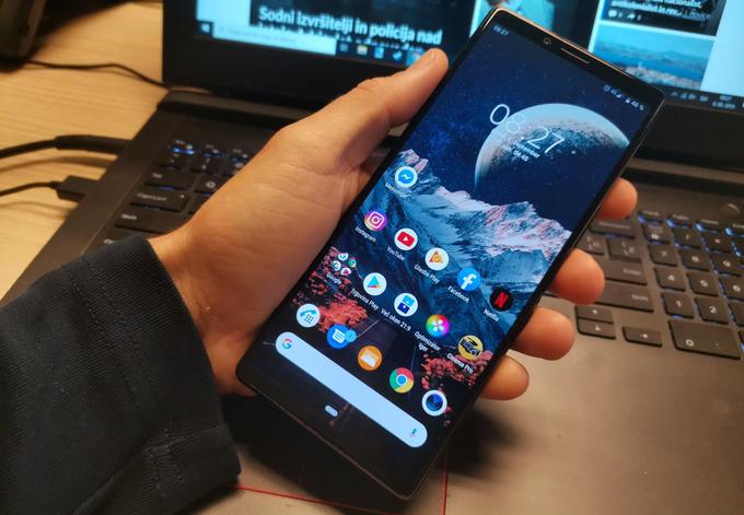 Čeprav je dobesedno ogromen, je pametni telefon Sony Xperia 1 zaradi višine razmeroma preprosto uporabljati tudi samo z eno roko. | Foto: Matic Tomšič