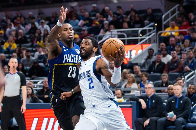 Kyrie Irving je bil s 16 točkami šele tretji najboljši strelec svoje ekipe. Večino točk (11) je prispeval že v uvodni četrtini. Dodal je tudi šest asistenc. | Foto: Reuters