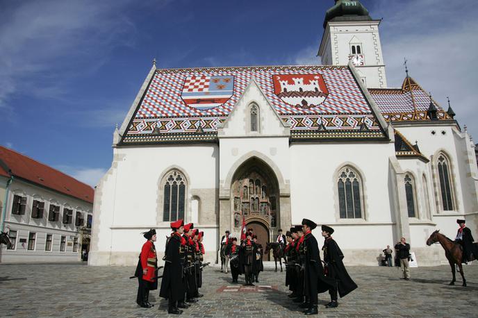 Markov trg, Zagreb | Moški, ki se je v torek zažgal v bližini hrvaške vladne stavbe, je v večernih urah umrl. Njegov motiv za samozažig ostaja neznan. | Foto STA