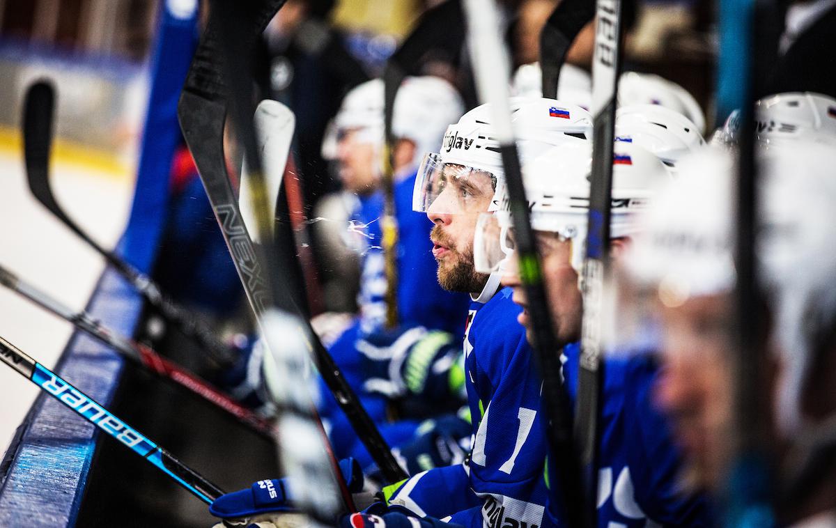 Slovenija Italija hokej | Slovenska hokejska reprezentanca v ponedeljek (16.00) začenja svetovno prvenstvo drugega razreda. Če bo napredovala, bo prihodnje leto igrala v Švici. Če ji ne bo uspel preboj med elito, bo prvič, odkar se je leta 2001 premierno uvrstila med najboljše na svetu, še tretje leto v nizu igrala med drugoligaši. | Foto Peter Podobnik / Sportida