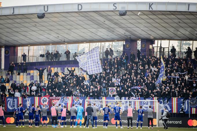 "V Slovenskih Konjicah je veliko pristašev NK Maribor, zdaj pa se je njihovo število še povečalo. Imamo krasne navijače. So naš 12. igralec, daleč najboljši v Sloveniji, to se vidi tudi po tem, koliko jih prihaja na tekme. Podpirajo nas na vsaki tekmi. Vedno so z nami, takrat, ko nam gre, a tudi takrat, ko nam ne gre. Lahko rečem, da so popolni," pravi Žan Vipotnik. | Foto: Blaž Weindorfer/Sportida