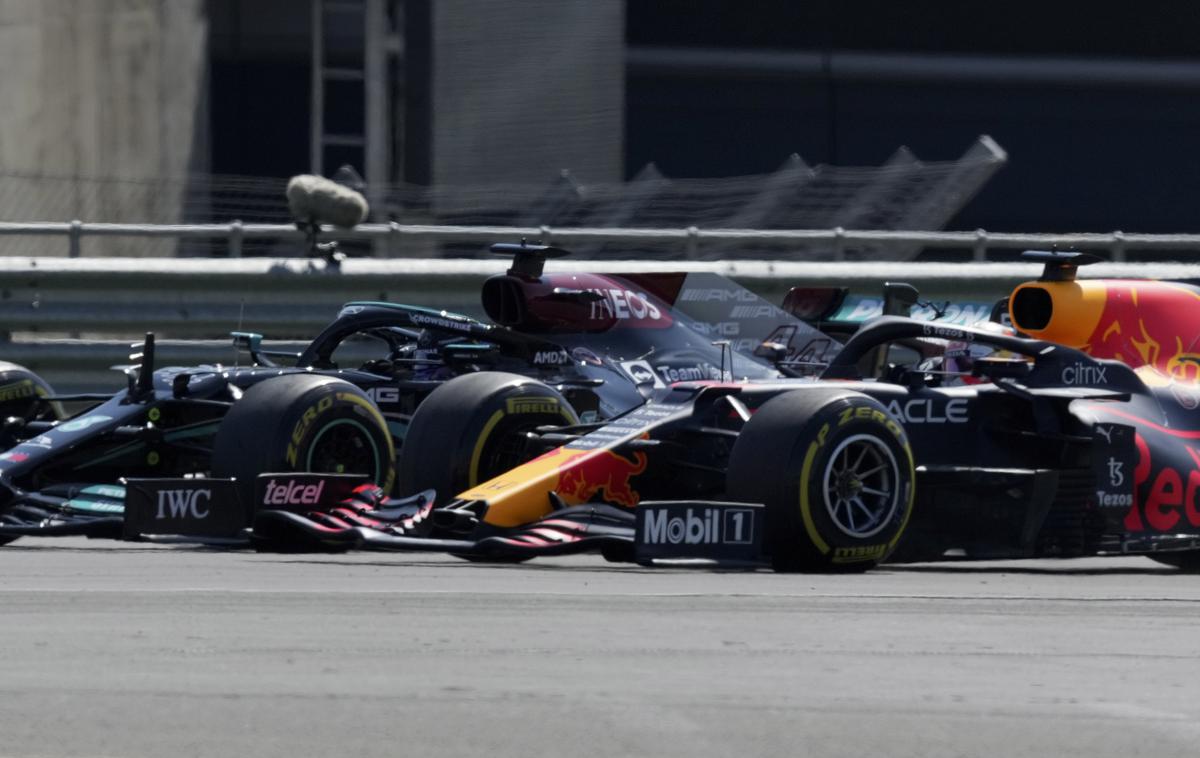 Verstappen Hamilton | Lewis Hamilton in Max Verstappen sta letos že dirkala kolo ob kolesu. Silverstone. | Foto Guliver Image