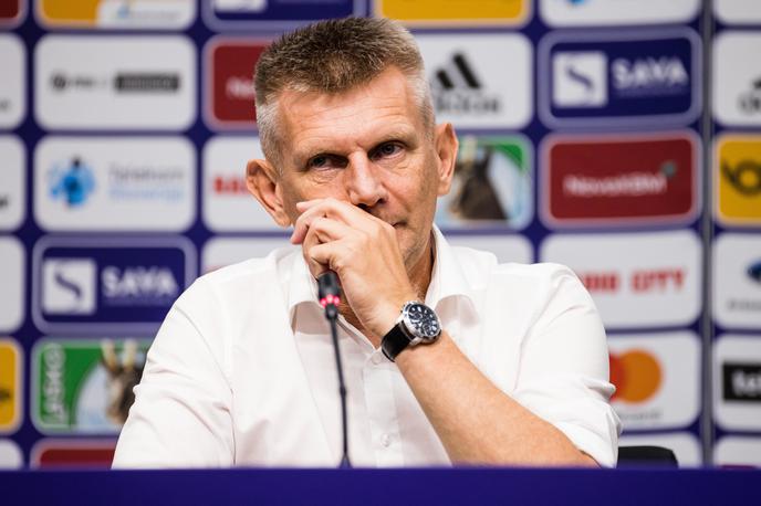 NK Maribor Radovan Karanović | "Neverjetno ... Če bi izmed tistih dveh udarcev v začetnem delu tekme (strela Jana Repasa in Ivana Brnića) vsaj eden končal v mreži, bi ohranili upanje, ki bi zelo pripomoglo, vsaj s psihološkega vidika, da bi v 2. polčasu nadaljevali z večjim tempom in v boljši podobi," je po porazu na Finskem poudaril Radovan Karanović. | Foto Grega Valančič/Sportida