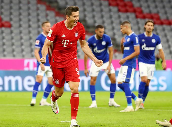 Med strelce se je proti Schalkeju vpisal tudi Robert Lewandowski. | Foto: Reuters