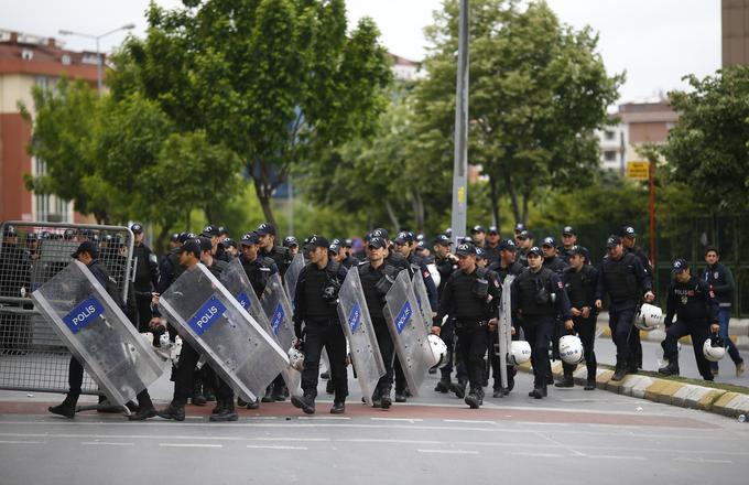 V Istanbulu je policija na nedovoljenih protestih v središču mesta aretirala več kot 207 ljudi. | Foto: Reuters