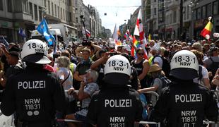 Policija v Berlinu aretirala 300 protestnikov, okoli 150 v Belorusiji #video