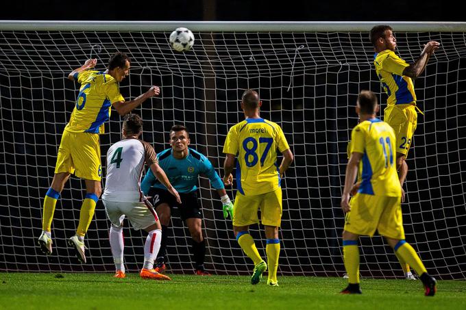 Gostitelji so vratarja Adnana Golubovića k predaji prisilili v 18. minuti, ko je zadel Brazilec Luizao. "Poceni prejeti gol nas je nekoliko zaustavil," je po tekmi priznal trener Luka Elsner. | Foto: Žiga Zupan/Sportida