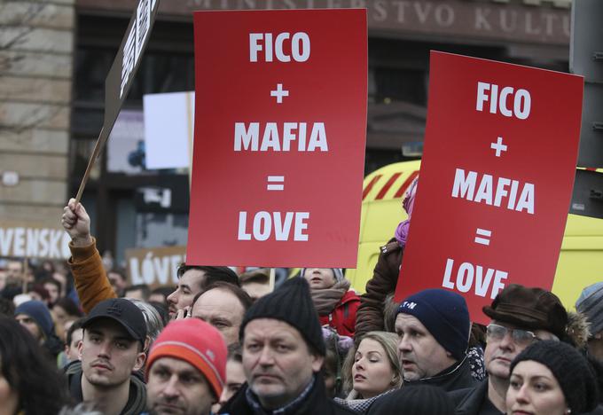 Po umoru preiskovalnega novinarja Jana Kuciaka februarja 2018 so izbruhnili množični protesti, na katerih so Ficu med drugim očitali sodelovanje z mafijo. Marca 2018 je Fico zaradi protestov odstopil, a se je po lanskih volitvah znova vrnil na oblast. | Foto: Guliverimage