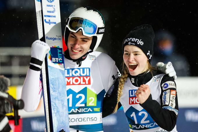 Veselje z Niko Križnar na tekmi mešanih ekip, na kateri je Slovenija osvojila bronasto medaljo. | Foto: Anže Malovrh/STA