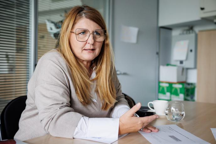 Duška Godina | "Metodologije ne bomo spreminjali ali razveljavljali kar tako, jo bomo pa posodabljali na podlagi stanja v omrežju in merjenja učinkov. To je tudi narava metodologije," je znova poudarila Godina. Pojasnila je, da je narava metodologije takšna, da se bo nadgrajevala, skladno s stanjem v omrežju se bodo prilagajali časovni bloki. "To je neka normalna pot," je še dejala. | Foto STA