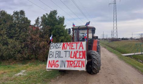 Kmetje na ulicah slovenskih mest. S seboj pripeljali tudi gnoj.