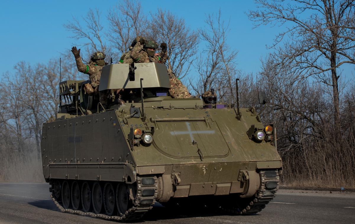 Ukrajina tank | Srbija je sicer obsodila rusko agresijo na Ukrajino, a še vedno ne želi uvesti sankcij proti Rusiji. Bruselj je Beograd med drugim tudi v širitvenem poročilu pozval, naj uskladi svojo zunanjo politiko z EU, kar pomeni tudi pridružitev sankcijam Zahoda proti Rusiji. | Foto Reuters