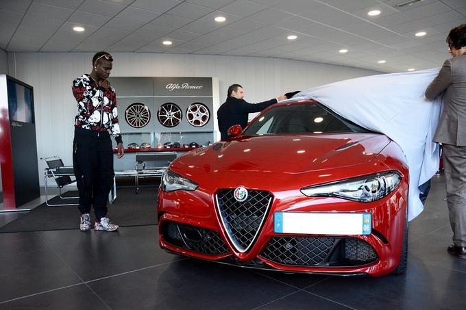 Mario Baloteli je v francoskem salonu Alfe Romeo prevzel novo giulio quadrifoglio. Za Italijana je ta letošnje zagotovo najhitrejše in najmočnejše božično darilo. | Foto: Motor Village France