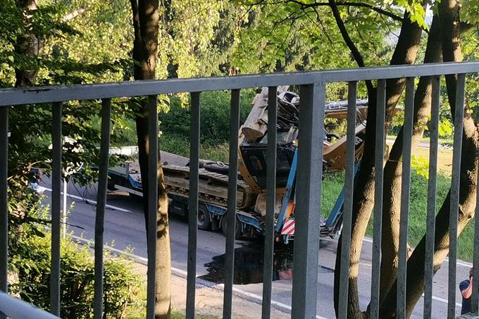 Bager je v nesreči dobesedno snelo z gosenic. | Foto: Matic Tomšič