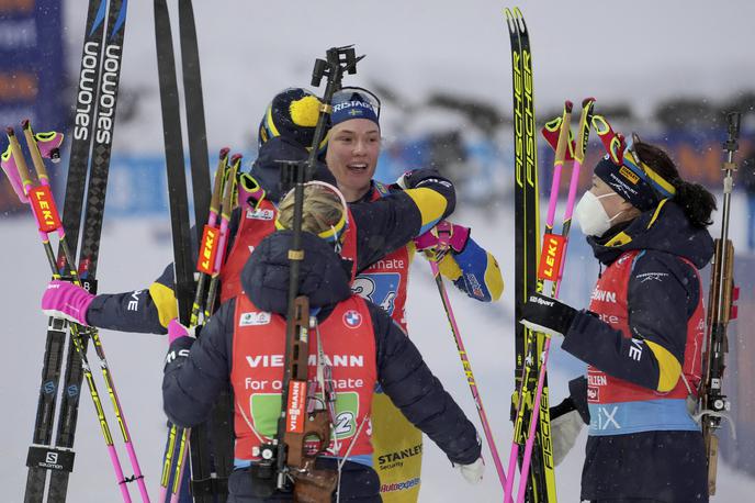 Hanna Oeberg, Linn Persson, Anna Magnusson, Elvira Oeberg | Anna Magnuson, Linn Persson ter sestri Elvira in Hanna Öberg so se veselile štafetne zmage v Hochfilznu. | Foto Guliverimage