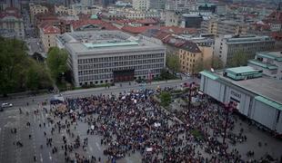 Masa bruto plač javnega sektorja se je v letu 2012 zmanjšala za 1,7 odstotka