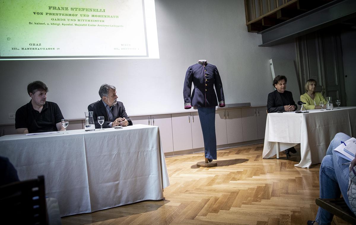 Novinarska konferenca ob ekskluzivni predstavitvi uniforme Franca Jožefa I. | V Narodnem muzeju Slovenije so predstavili izjemen eksponat, uniformo, ki jo je nekoč nosil cesar Franc Jožef I. in ki s seboj nosi tudi zanimivo zgodbo o tem, kako se je znašla na Slovenskem. | Foto Ana Kovač