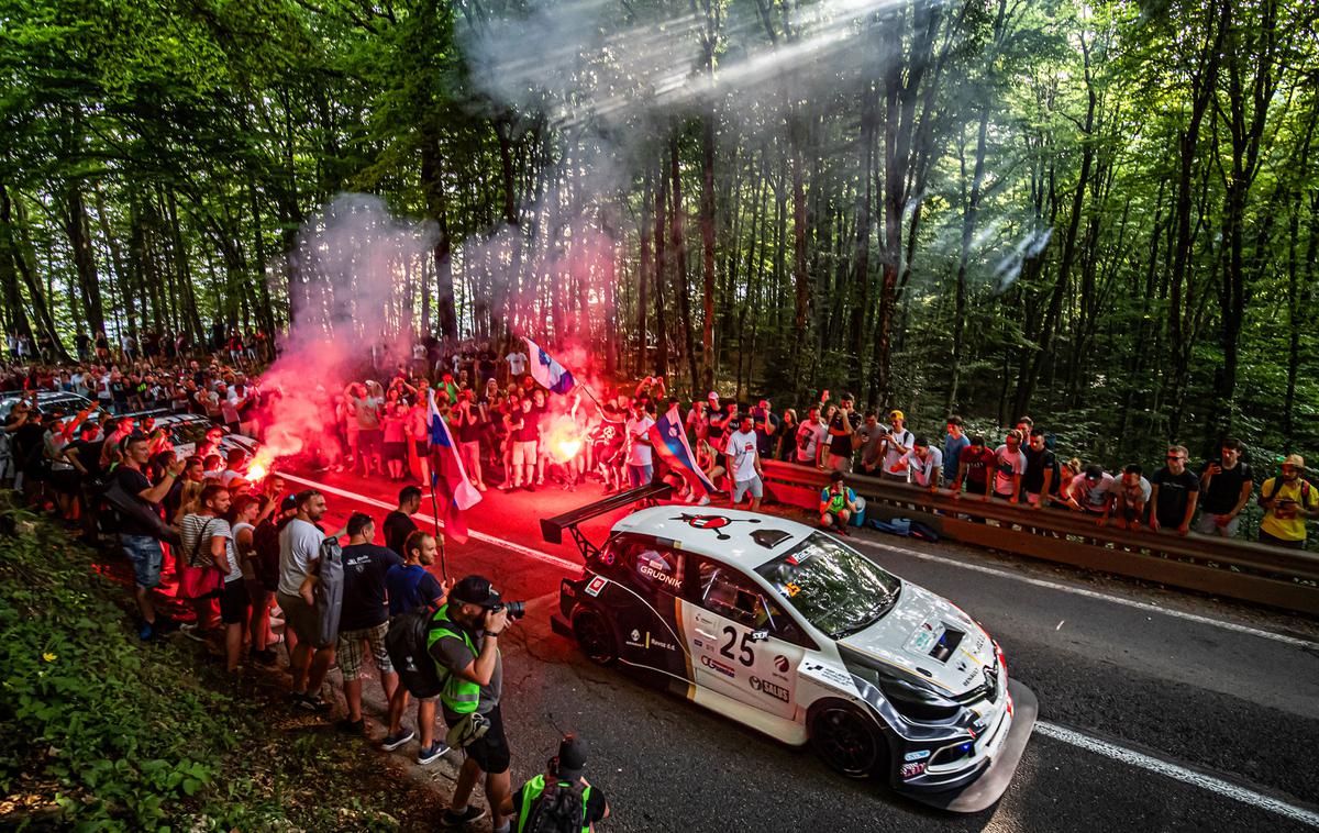 Gorjanci | Tako so navdušenci ob progi pričakali Mateja Grudnika (renault clio), zmagovalca v razvrstitvi državnega prvenstva gorske dirke na Gorjance. | Foto Uroš Modlic