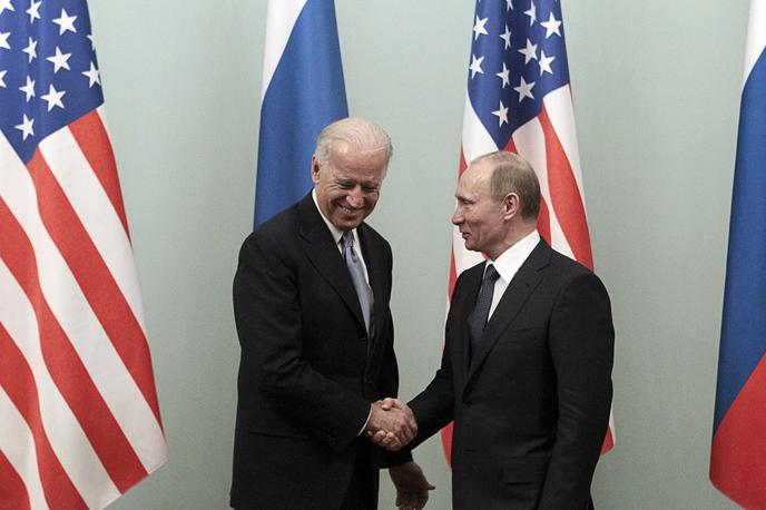 Joe Biden in Vladimir Putin | Joe Biden in Vladimir Putin na srečanju pred desetletjem v Moskvi, ko je Biden opravljal funkcijo podpredsednika ZDA, Putin pa je bil ruski premier. | Foto Reuters