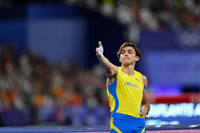 Švedski zvezdnik Armand Duplantis v pozi turškega strelca. | Foto: Reuters