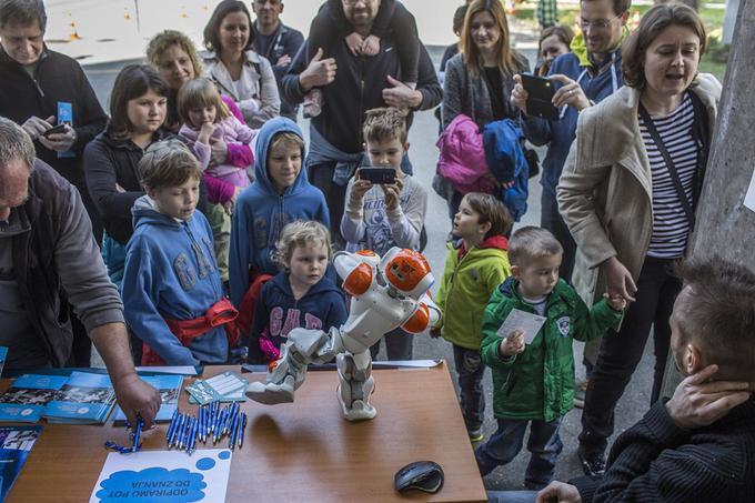 Obiskovalci so lahko izbirali med programi snov, robotika, bio-kemo-fizika ter informacijske tehnologije in okolje. | Foto: Matej Leskovšek