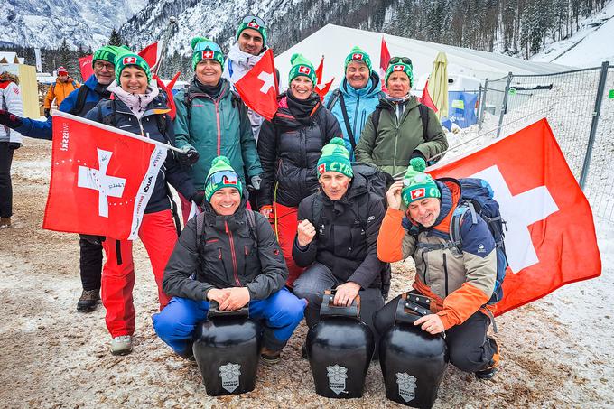 Skupina navijačev švicarske smučarske tekačice Nadine Fähndrich: Vstopnice niso ravno poceni, kar pa zadeva hrano in pijačo ter vse drugo, se nam ne zdi drago. | Foto: Alenka Teran Košir