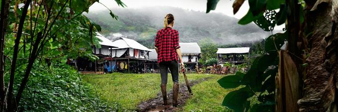 Dokumentarna serija prikazuje nenavadno skupnost mladih, ki poskušajo sredi panamske džungle zgraditi mesto. Resort Kalu Yala je s pomočjo družbenih omrežij postal priljubljen po svetu in vanj se zgrinjajo številni, ki se želijo rešiti stresa urbanega življenja in sobivati z naravo. • Od ponedeljka do petka ob 22.30 na Planet TV. │ Foto: Planet TV/Vice | Foto: 