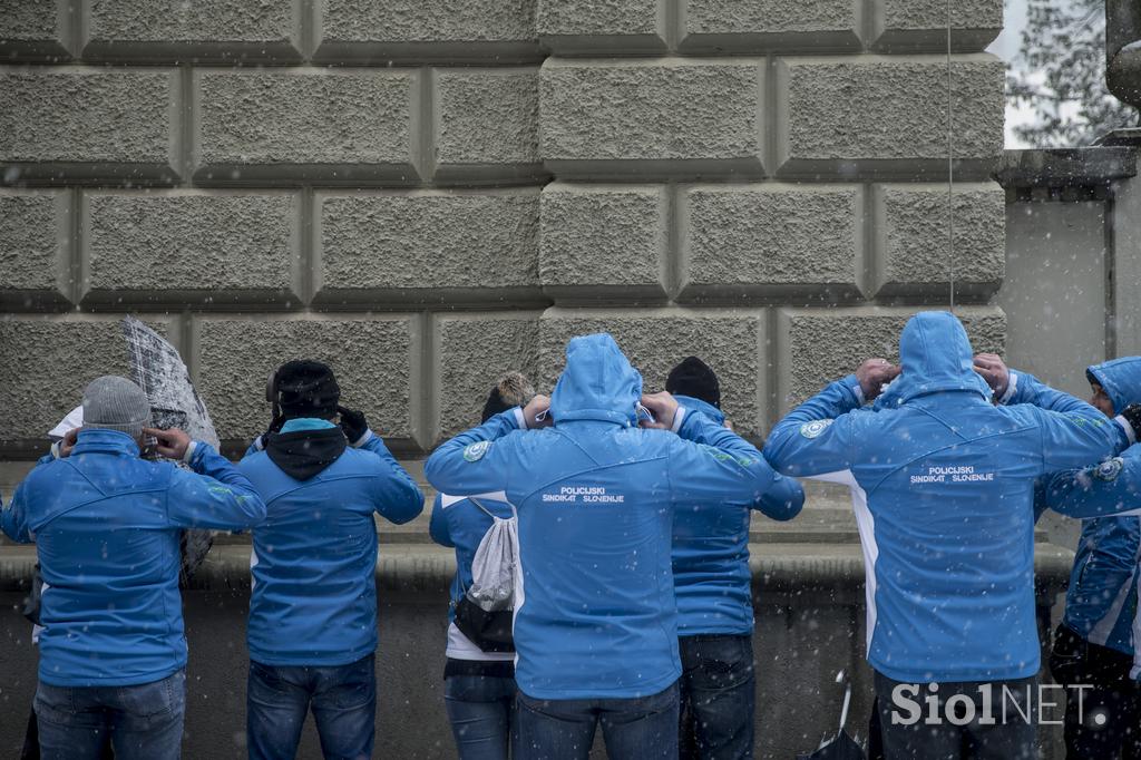 protest policistov pred vlado