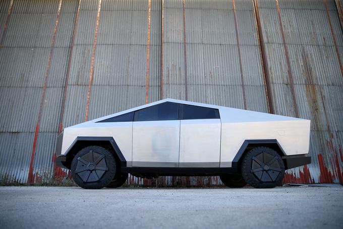 Tesla cybertruck replika | Foto: Reuters