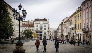 Po ulicah Lvova: od gostiln, ki so hkrati zaklonišča, do streljanja na Putina #foto #video