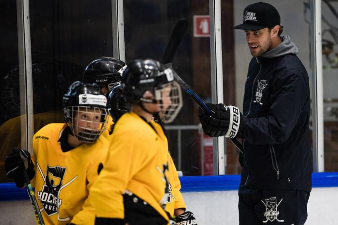 Z Los Angeles Kings je v predčasno končani sezoni ostal brez končnice in se pred mesecem dni vrnil v domovino, kjer popoldneve zadnjih dni preživlja na ledu z mladimi upi. Za dopoldneve je zadolžen Razingar. | Foto: Grega Valančič/Sportida