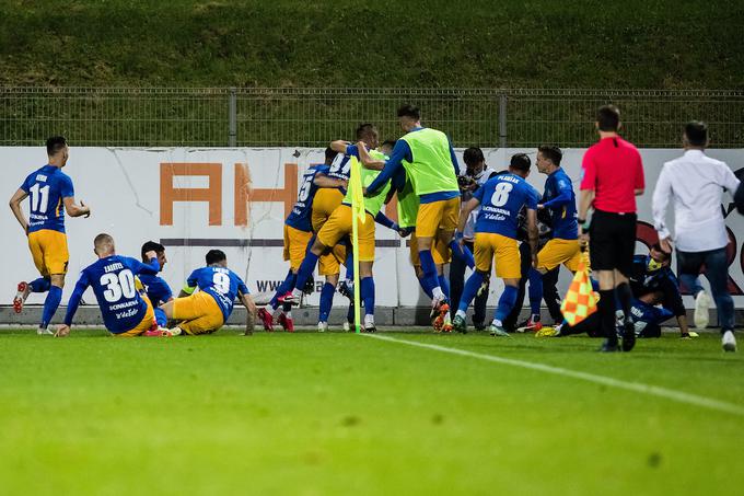 Po zadetku Daria Vizingerja za 2:1 proti Olimpiji so trenerja Kosića (skrajno desno) premagala čustva, tako da je v zanosu sreče in velikega olajšanja stekel v objem presrečnih varovancev.  | Foto: Grega Valančič/Sportida