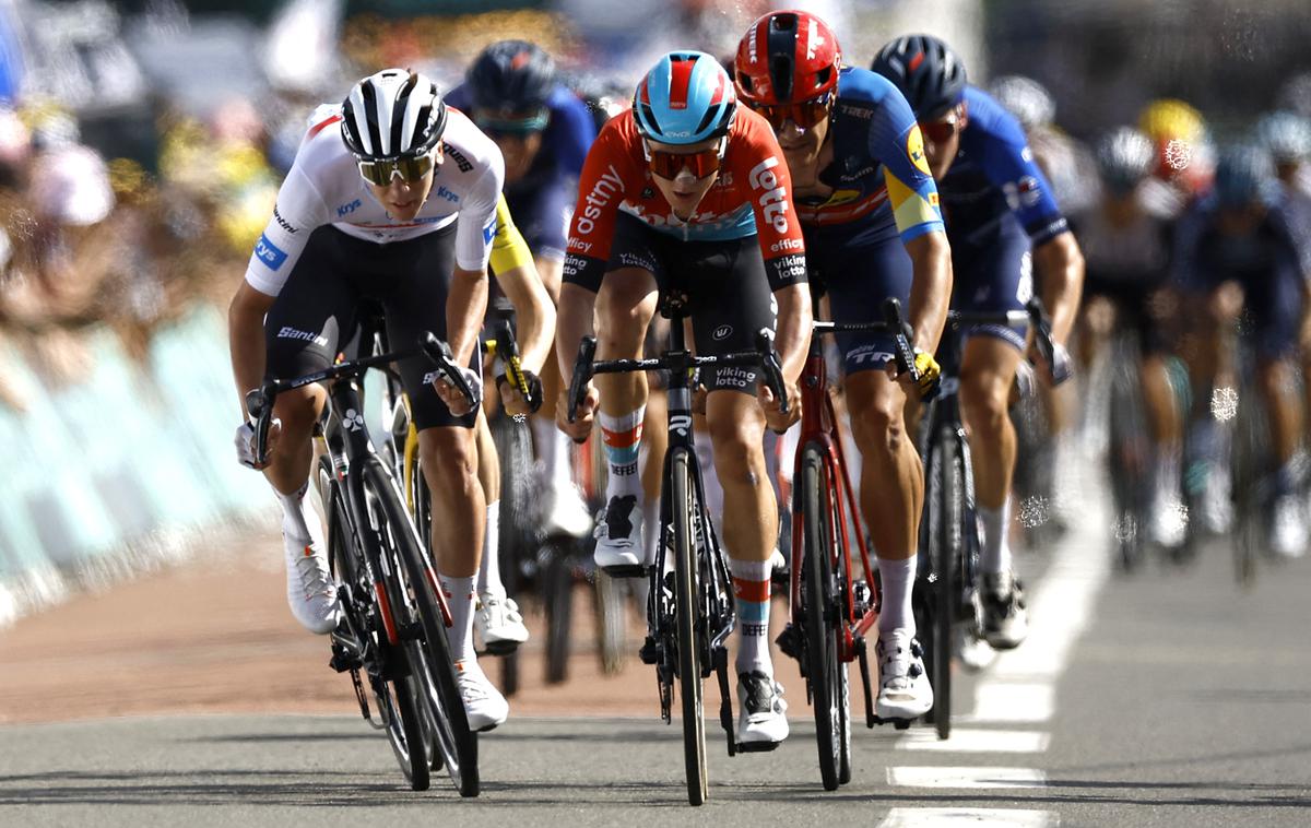 Tadej Pogačar, TDF23 | Tadej Pogačar je danes celo sprintal za 12. mesto, zagotavlja pa, da je privarčeval dovolj moči za naporen konec tedna v Alpah. | Foto Reuters