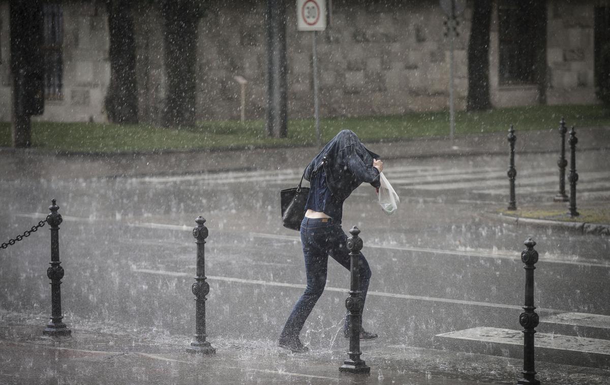 deževje | Kot so zapisali, so meteorne vode zalivale stanovanjske in druge objekte, zaradi razmočenega terena pa so se podirala drevesa. | Foto Ana Kovač