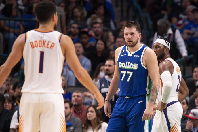 Luka Dončić | Luka Dončić je dal Devinu Bookerju vedeti, kdo je gospodar American Airlines Centra. | Foto Reuters