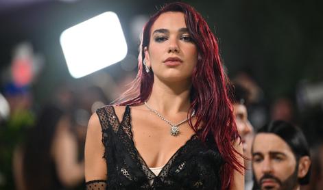 Dua Lipa v Pulju s koncertom zamudila več kot uro in pol