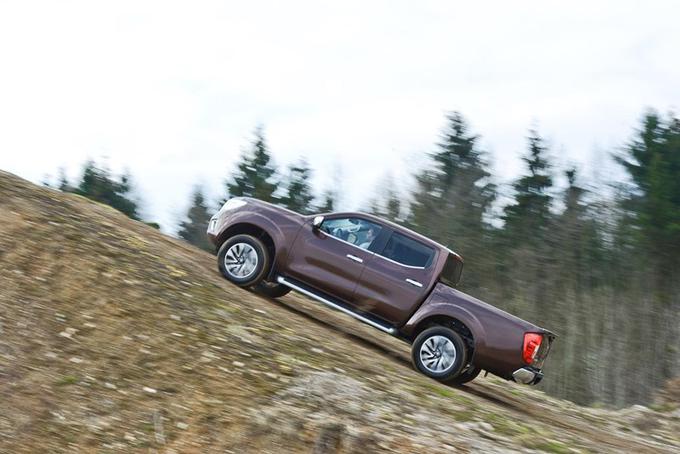 Nova navara tako še vedno zmore premagovati blato, strmino, pa prek pol metra globoko vodo in vleči kar 3,5 tone težko prikolico ter v kesonu peljati do 1203 kilograme tovora ali pa 2,2 kubična metra drv, le veliko bolj udobna, vodljiva, varčna, zmogljiva in pametna je postala. Nekakšen avtomobilski univerzal, švicarski nož na štirih kolesih. Jure Gregorčič | Foto: Ciril Komotar