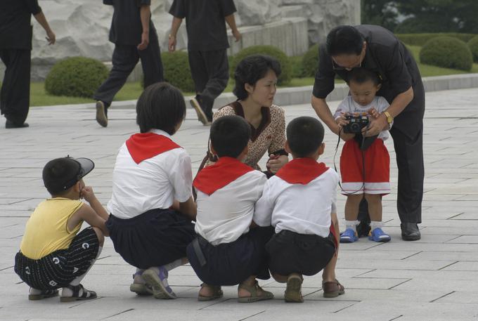 Pokopališče mučencev, ki so umrli za revolucijo, Taesongsan je množično obiskano. | Foto: Reuters