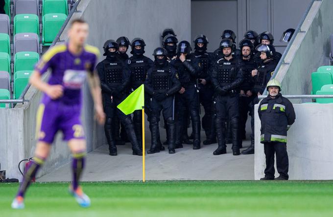 Če organizator z rediteljsko službo ne more zagotoviti reda, tega vzpostavi policija s svojimi ukrepi. | Foto: 