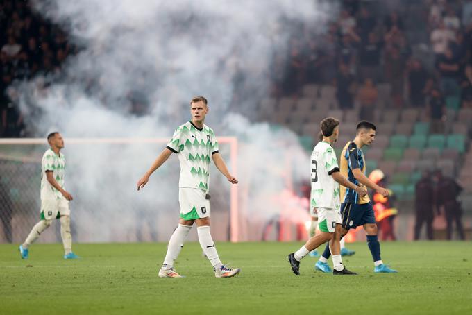 Ekipi sta za dobrih 20 minut zapustili zelenico v Stožicah. | Foto: Filip Barbalić/www.alesfevzer.com