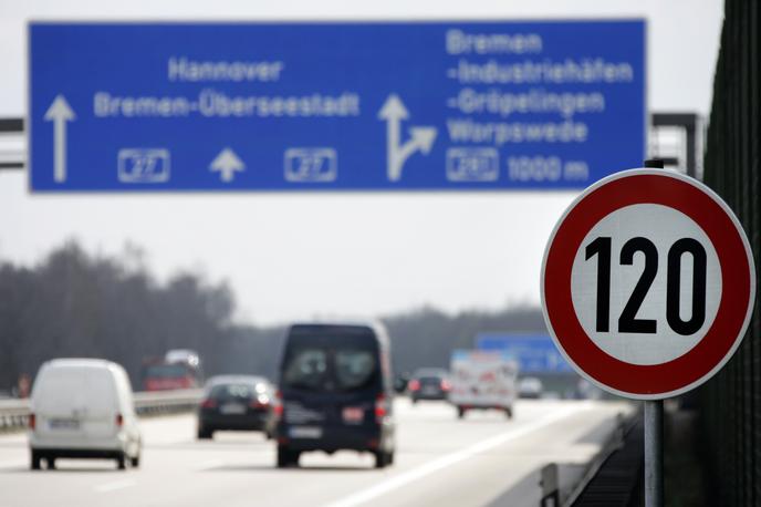 Autobahn | Nemčija je avtocesto začela graditi že pred 90 leti, danes pa gre za edino avtocestne omrežje, kjer na nekaterih odsekih ni omejitve hitrosti. | Foto Reuters